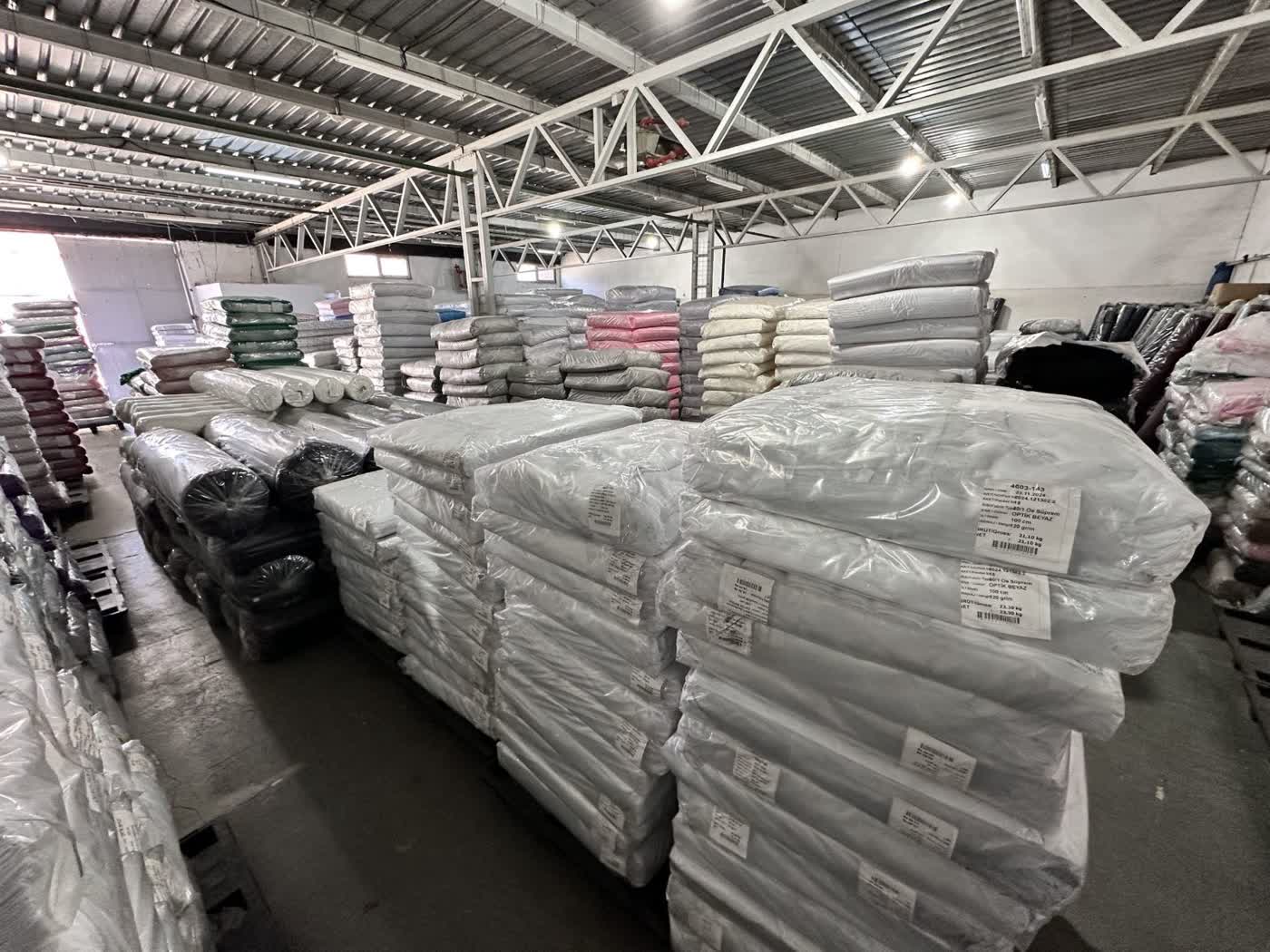 Magazyn dzianin Suntex w Afumați – bele na paletach