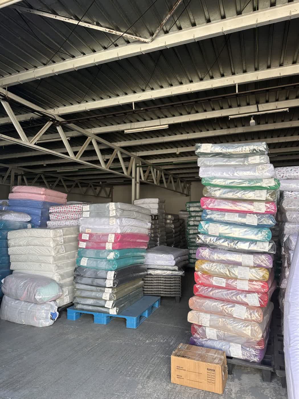 Bele kolorowych dzianin w magazynie Suntex